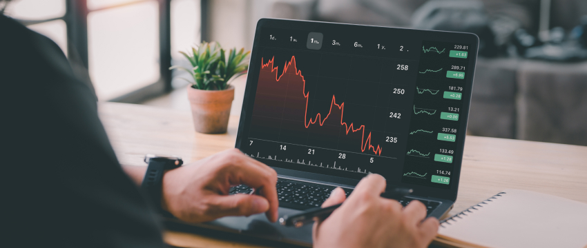 Ecrã de computador portátil exibindo um gráfico do mercado de ações no Metatrader 4 com várias tendências de mercado e métricas de desempenho para velocidade mt4