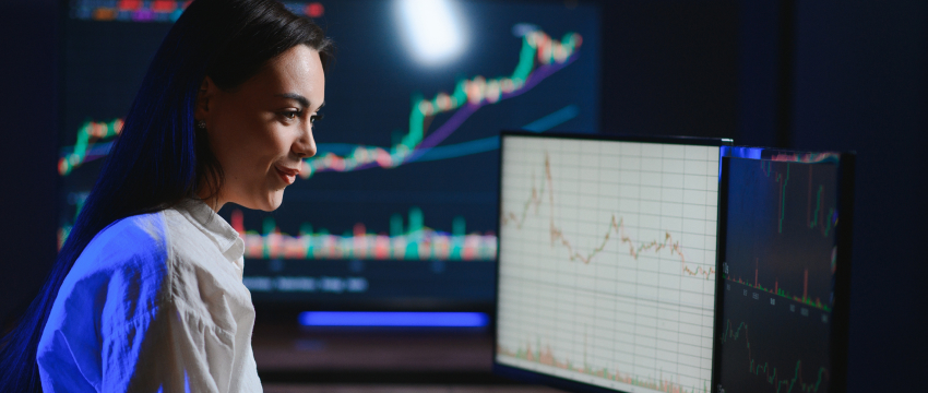 Trader viewing multiple MT4 charts while opening and managing market data